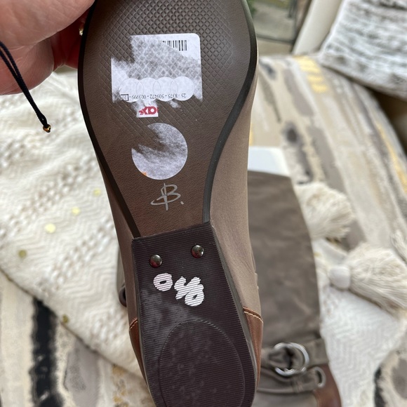 Taupe boots, new, with out tags - Picture 9 of 9